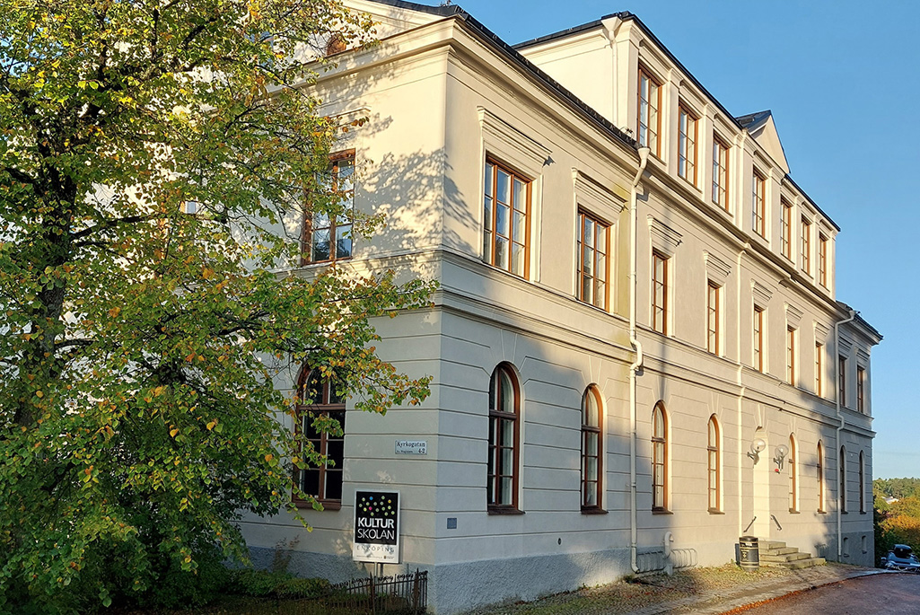 Fasaden på Kulturskolans byggnad syns på en bild.