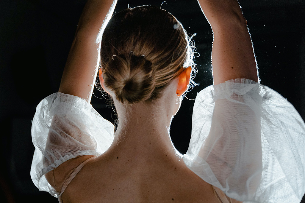 En dansare står med ryggen mot kameran, bild.
